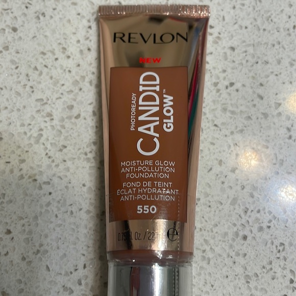 Revlon PhotoReady Candid Glow Foundation - Picture 8 of 10